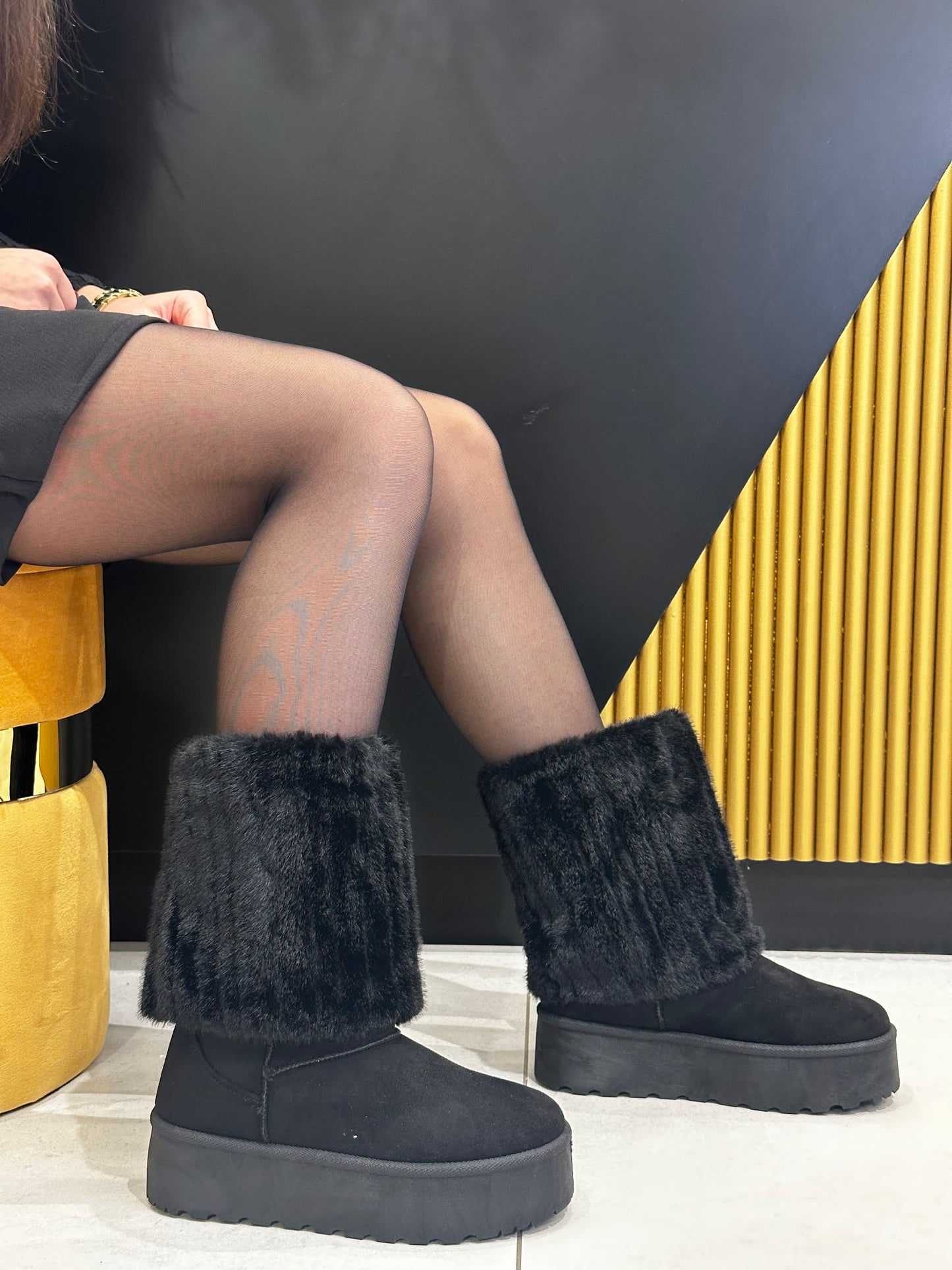 Stivali influencer ecopelliccia con risvolto nero