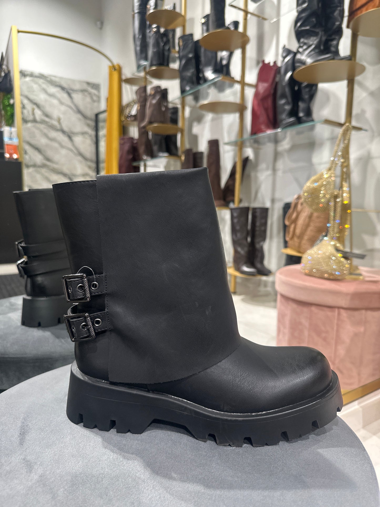 Anfibi con risvolto e fibbie