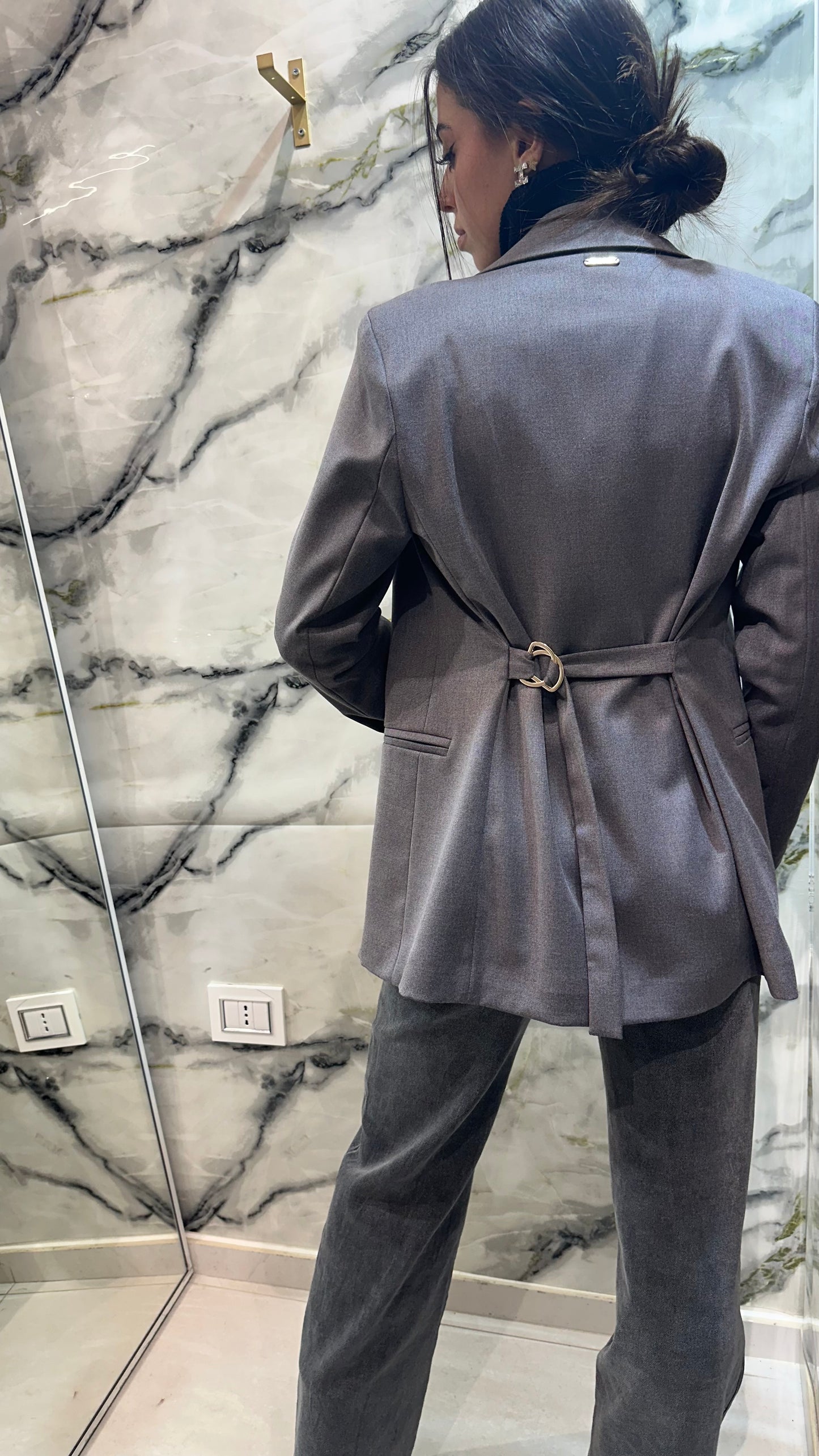 Giacca modello blazer con cintura posteriore