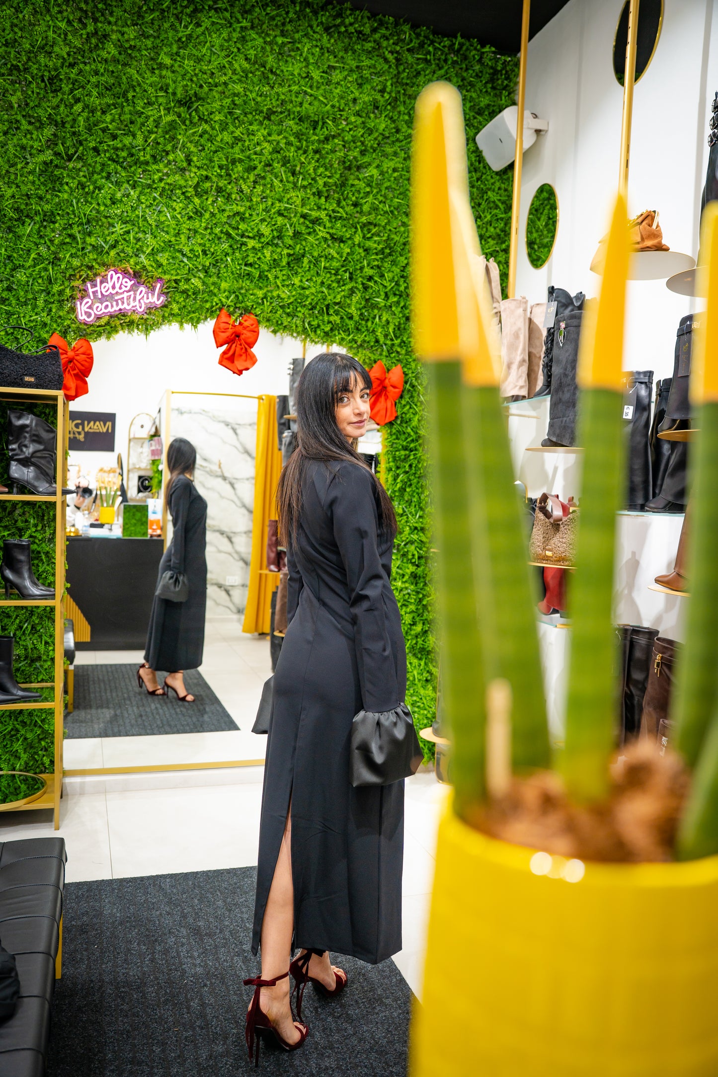 Abito lungo con maniche a campana in raso