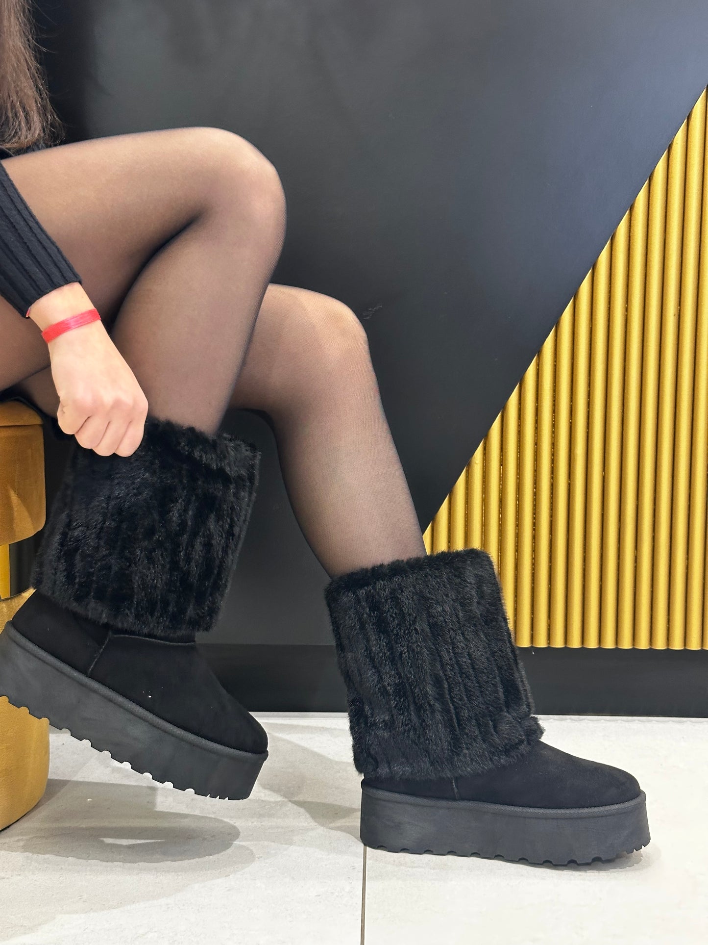 Stivali influencer ecopelliccia con risvolto nero