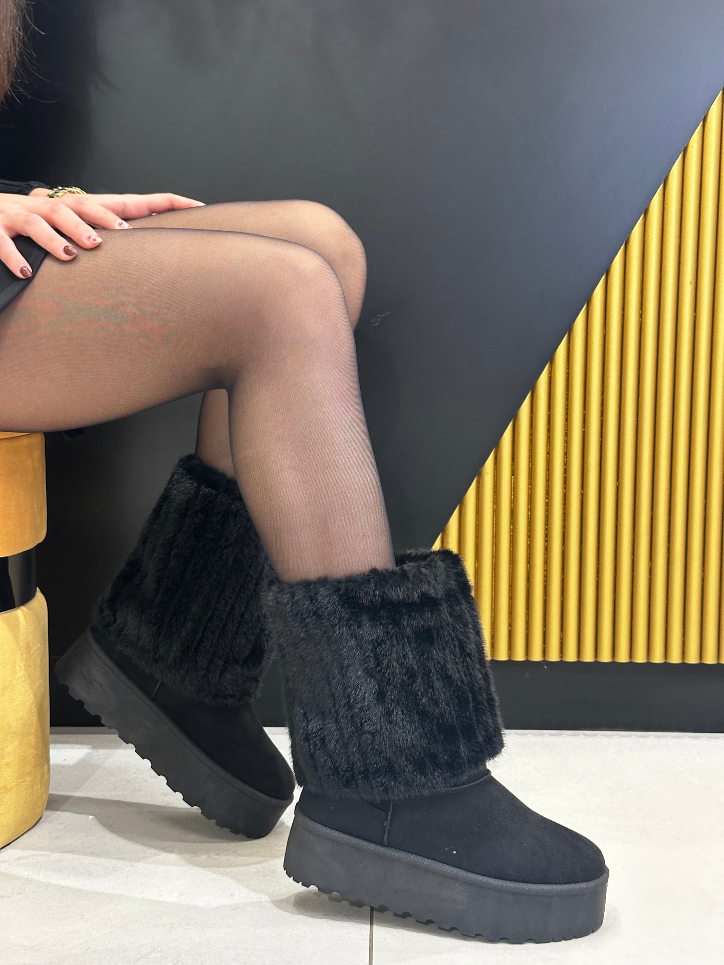 Stivali influencer ecopelliccia con risvolto nero