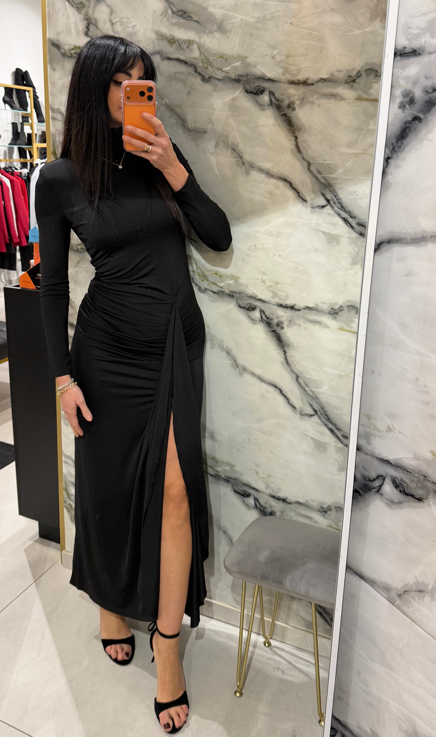 Abito lungo elasticizzato con drappeggio e spacco laterale