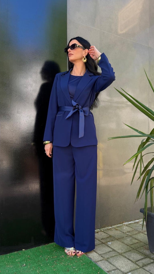 Tailleur Stefy con cinturone in raso