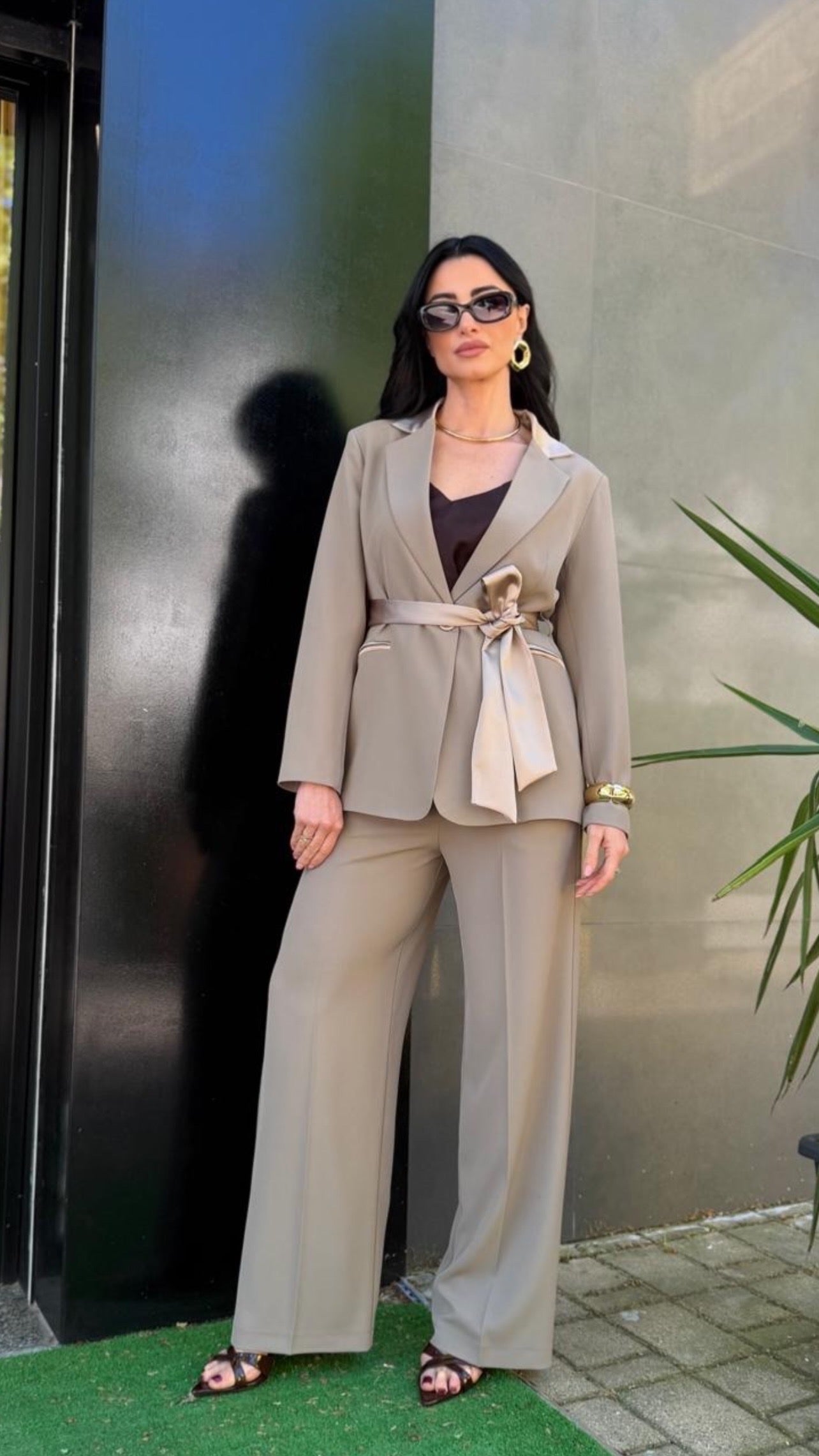 Tailleur Stefy con cinturone in raso
