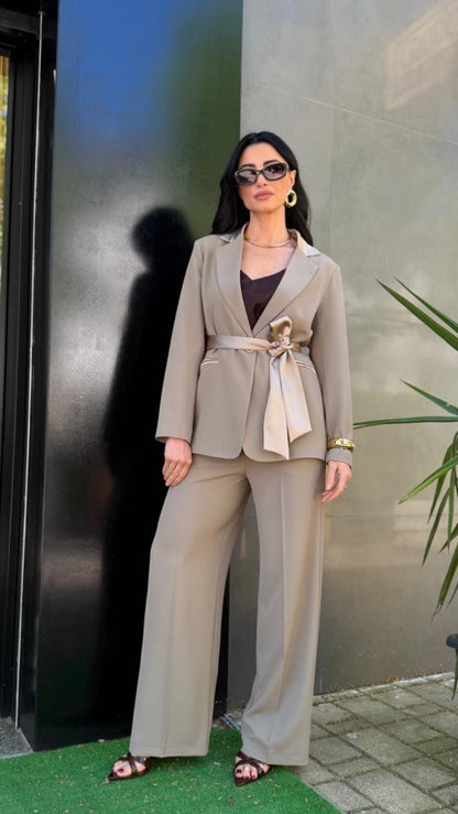 Tailleur Stefy con cinturone in raso
