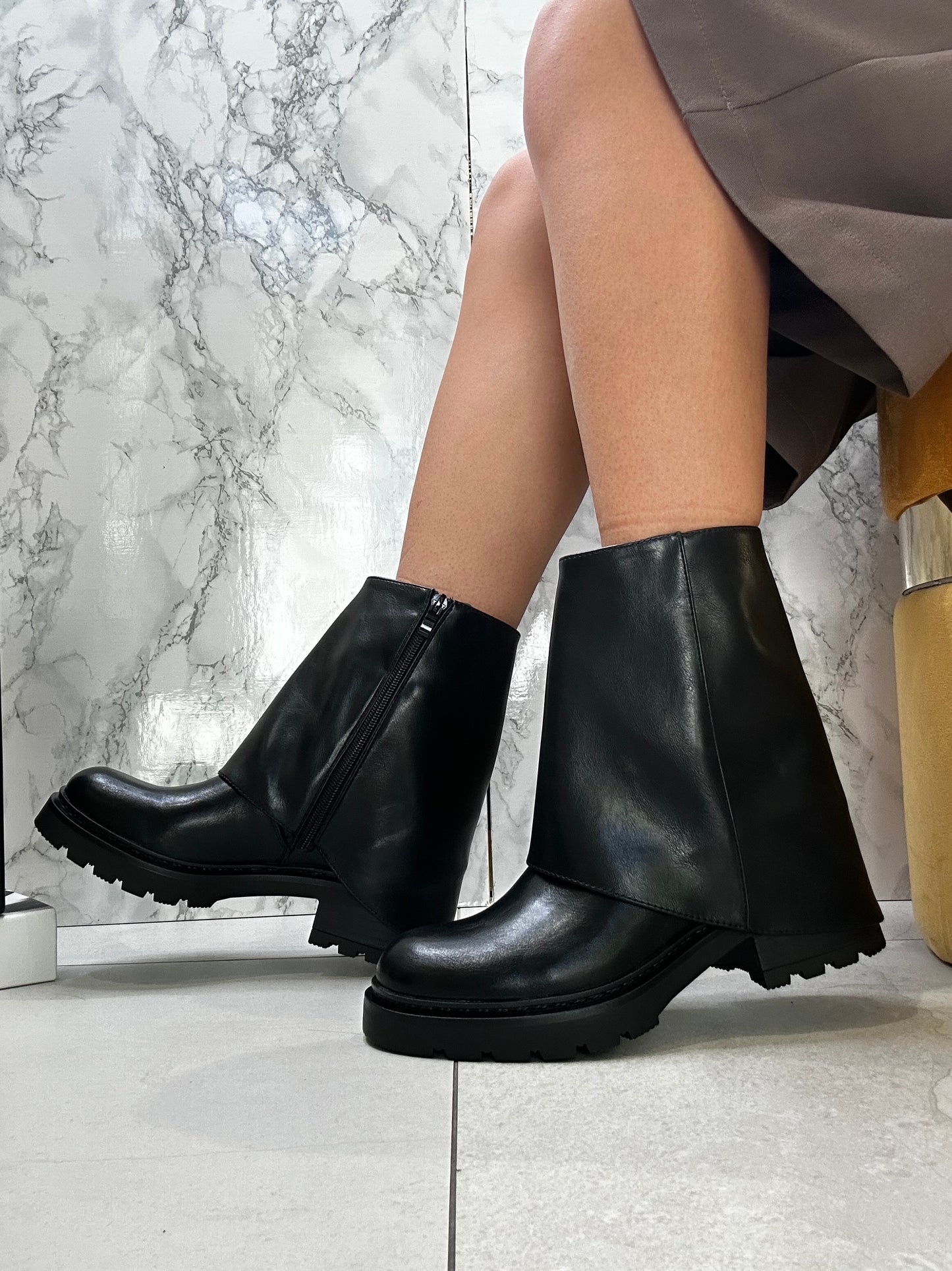 Anfibi mezza gamba con risvolto