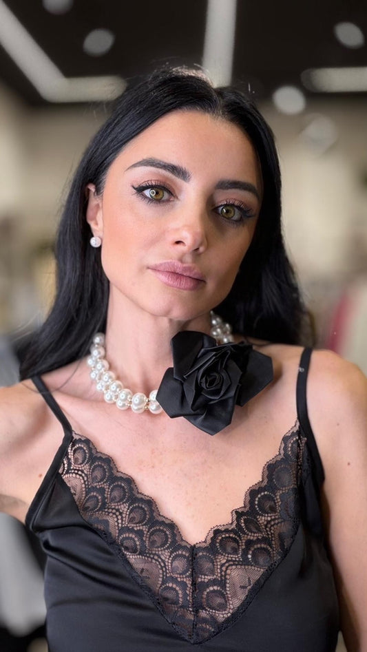 Collana di perle con fiore