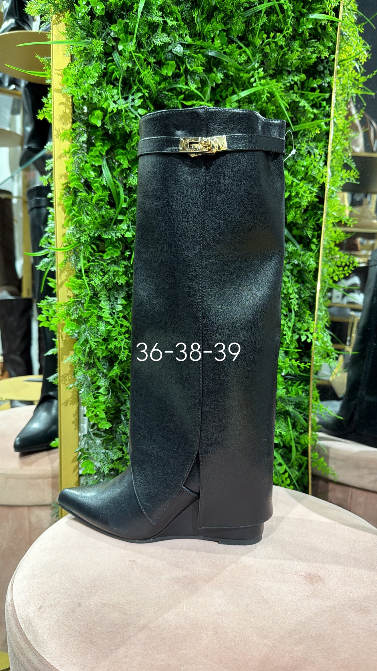 Stivali modello Gvnchy,effetto pelle con fibbia oro