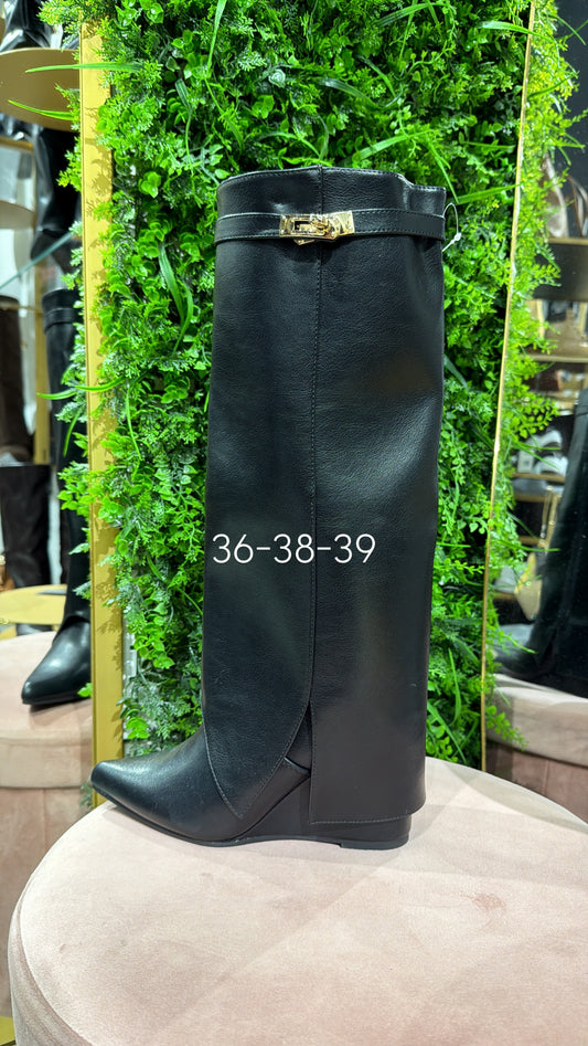 Stivali modello Gvnchy,effetto pelle con fibbia oro