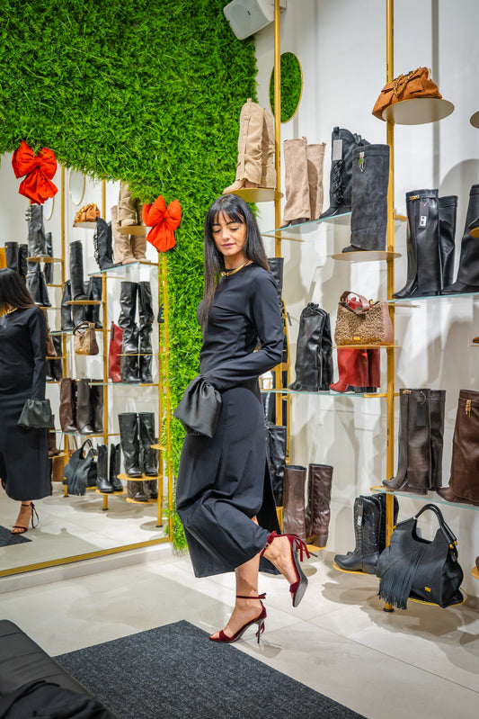 Abito lungo con maniche a campana in raso