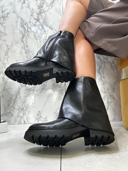 Anfibi mezza gamba con risvolto