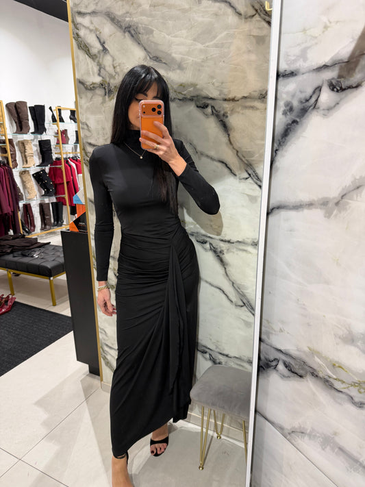 Abito lungo elasticizzato con drappeggio e spacco laterale